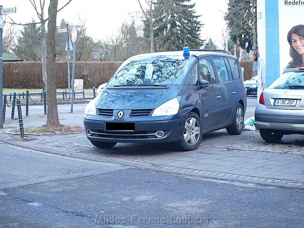 Einsatz Feuerwehr SEK Polizei Koeln Nippes Merheimerstr P153.JPG